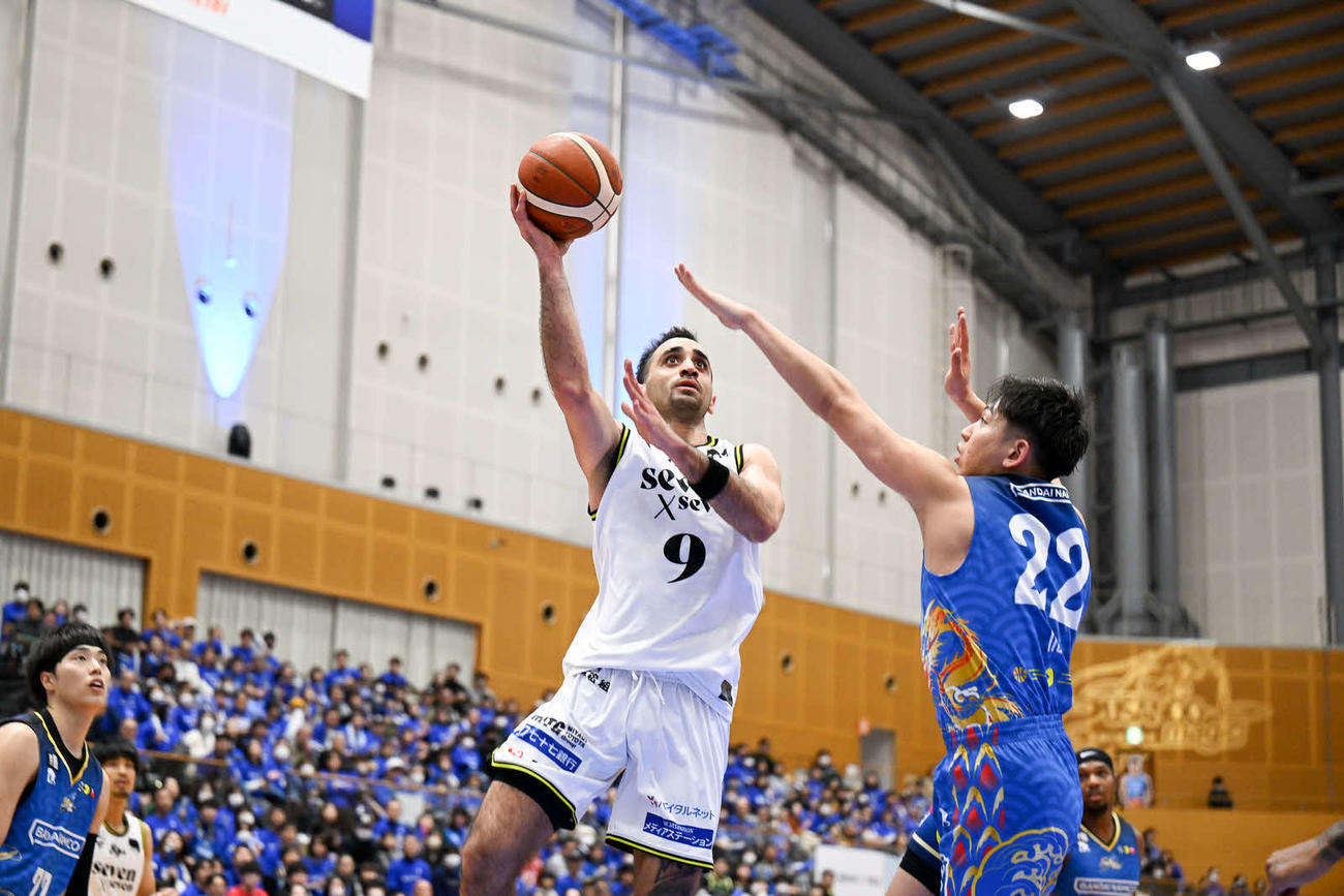 島根対仙台　シュートを狙うB1仙台セルジオ・エルダーウィッチ（（C）B.LEAGUE）