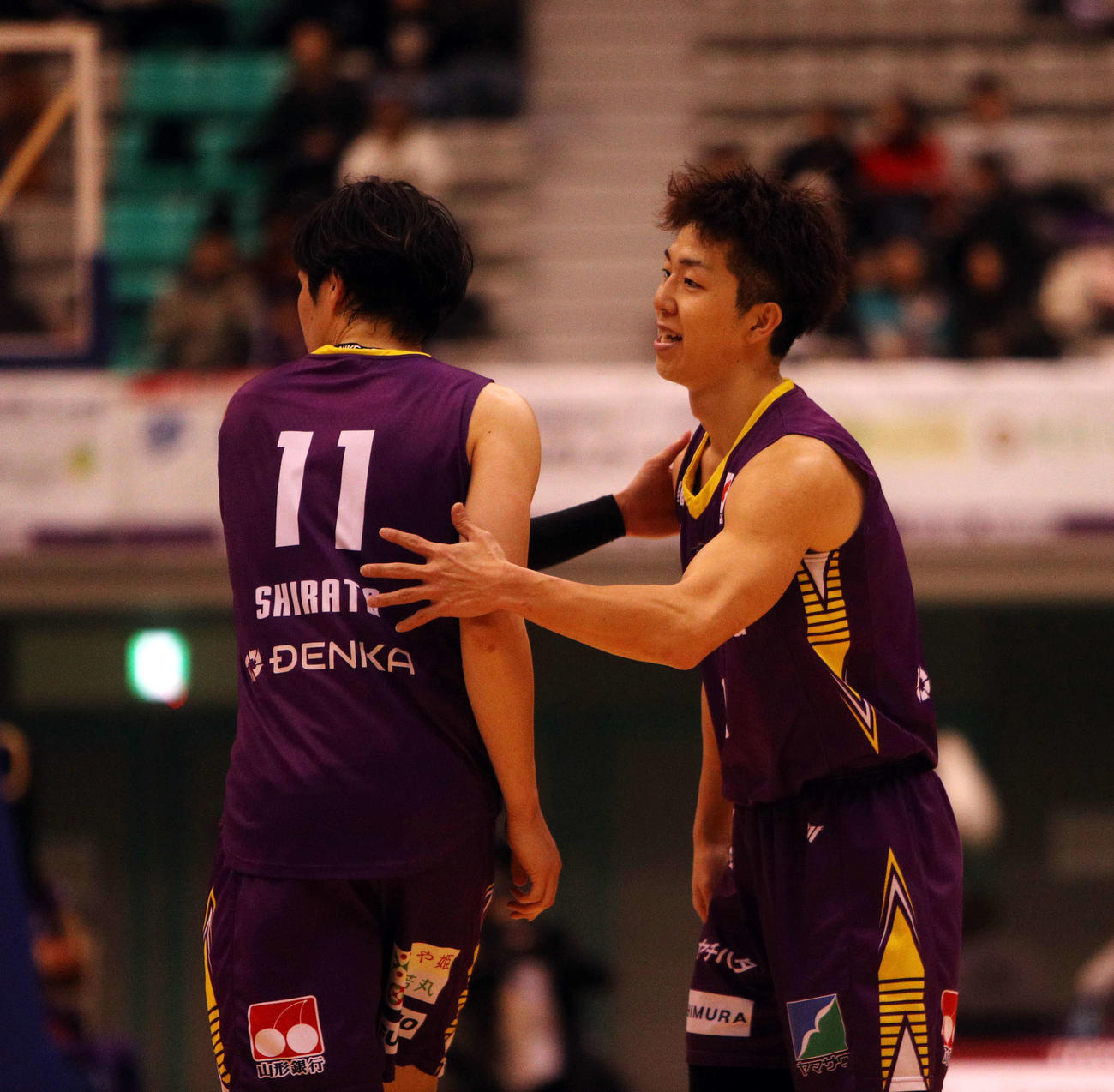 山形対岩手　勝利を喜ぶ山形・阿部（右）（撮影・木村有優）