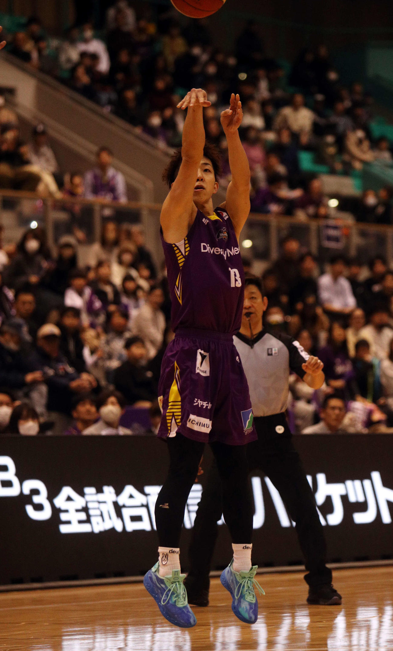 山形対岩手　第3クオーター、3点シュートを放つ山形・阿部（撮影・木村有優）