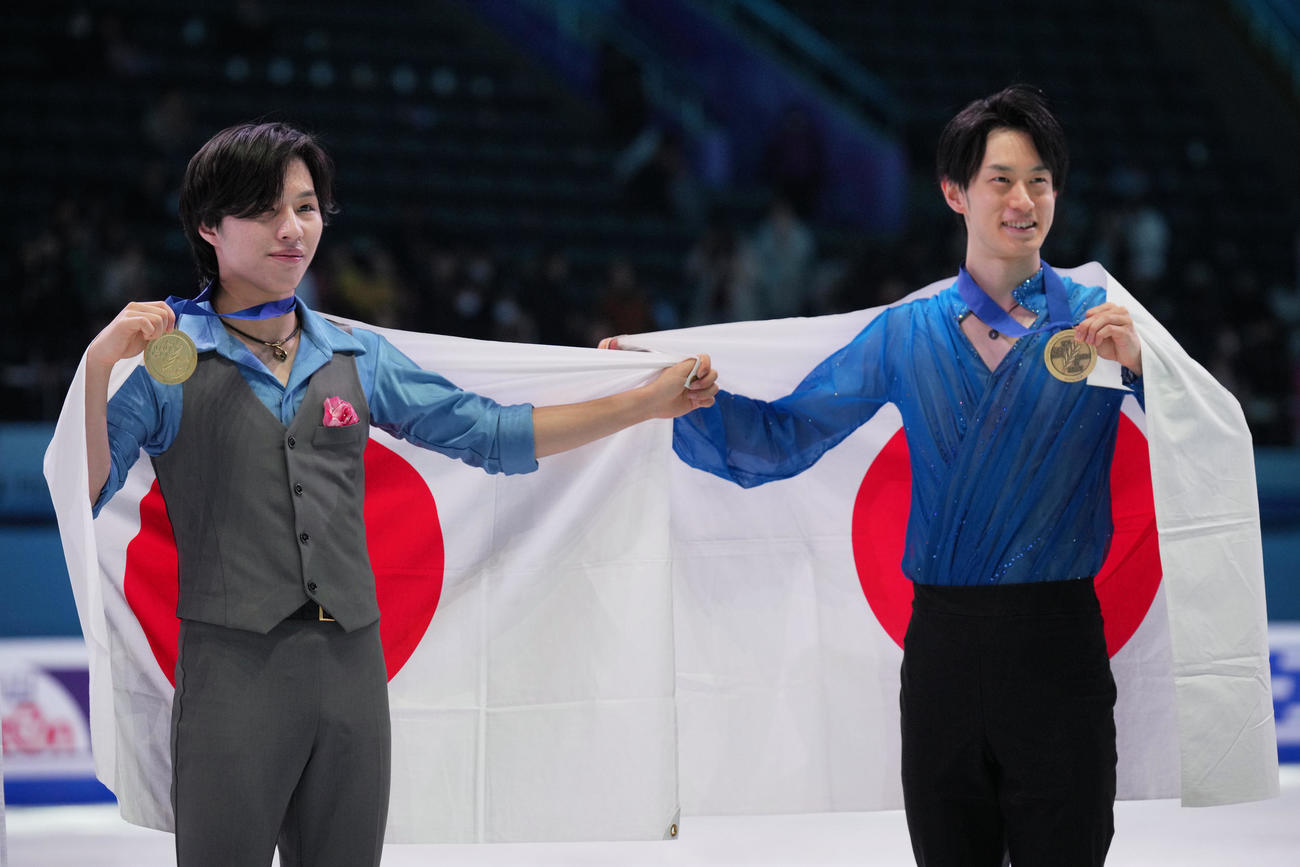 4大陸選手権で優勝した三浦佳生（左）と3位の山本草太（AP）