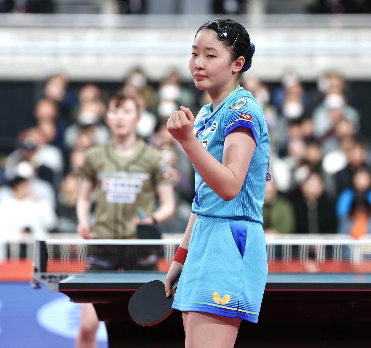 女子シングルス決勝でポイントを奪いガッツポーズする張本（撮影・宮地輝）
