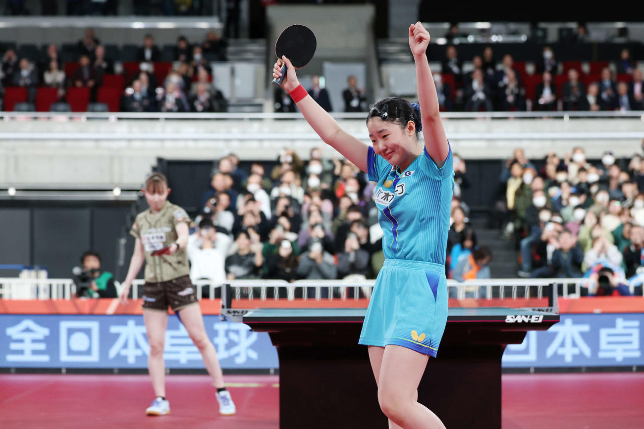 全日本選手権を初優勝し歓喜する張本（撮影・宮地輝）