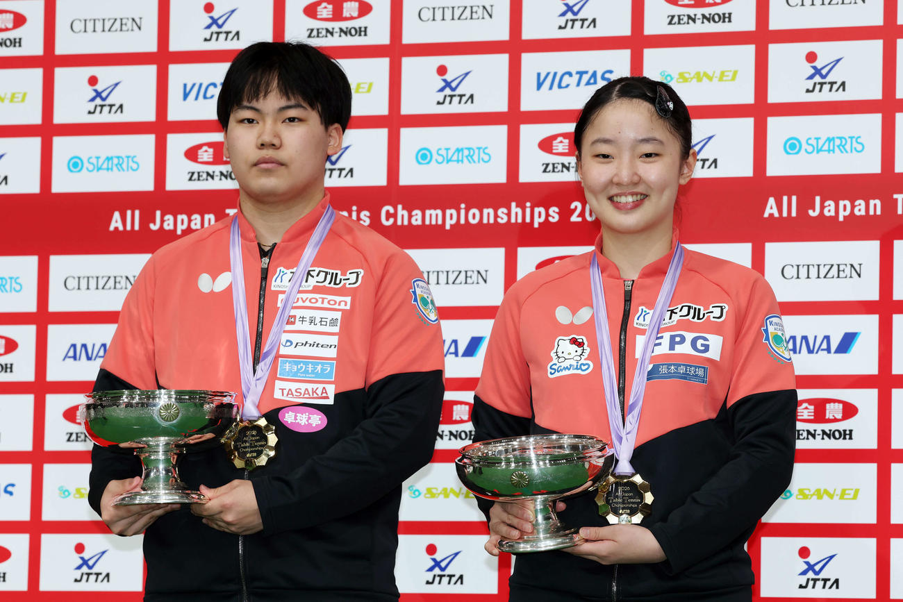 全日本選手権を制した松島（左）と張本（撮影・宮地輝）