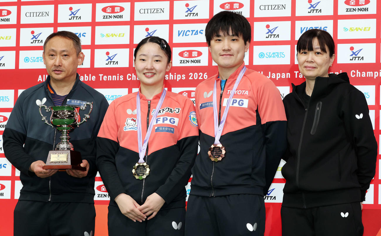 全日本選手権を初優勝し家族で記念撮影する張本美和（中央左）、左から父宇コーチ、1人おいて兄智和、母凌さん（撮影・宮地輝）