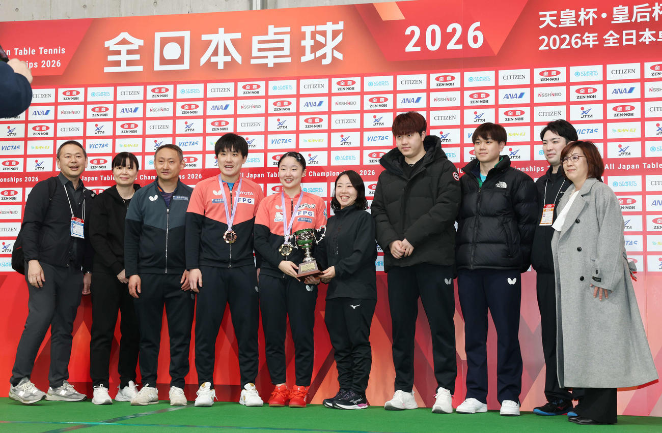 全日本選手権を初優勝し関係者で記念撮影する張本美和（中央左）（撮影・宮地輝）