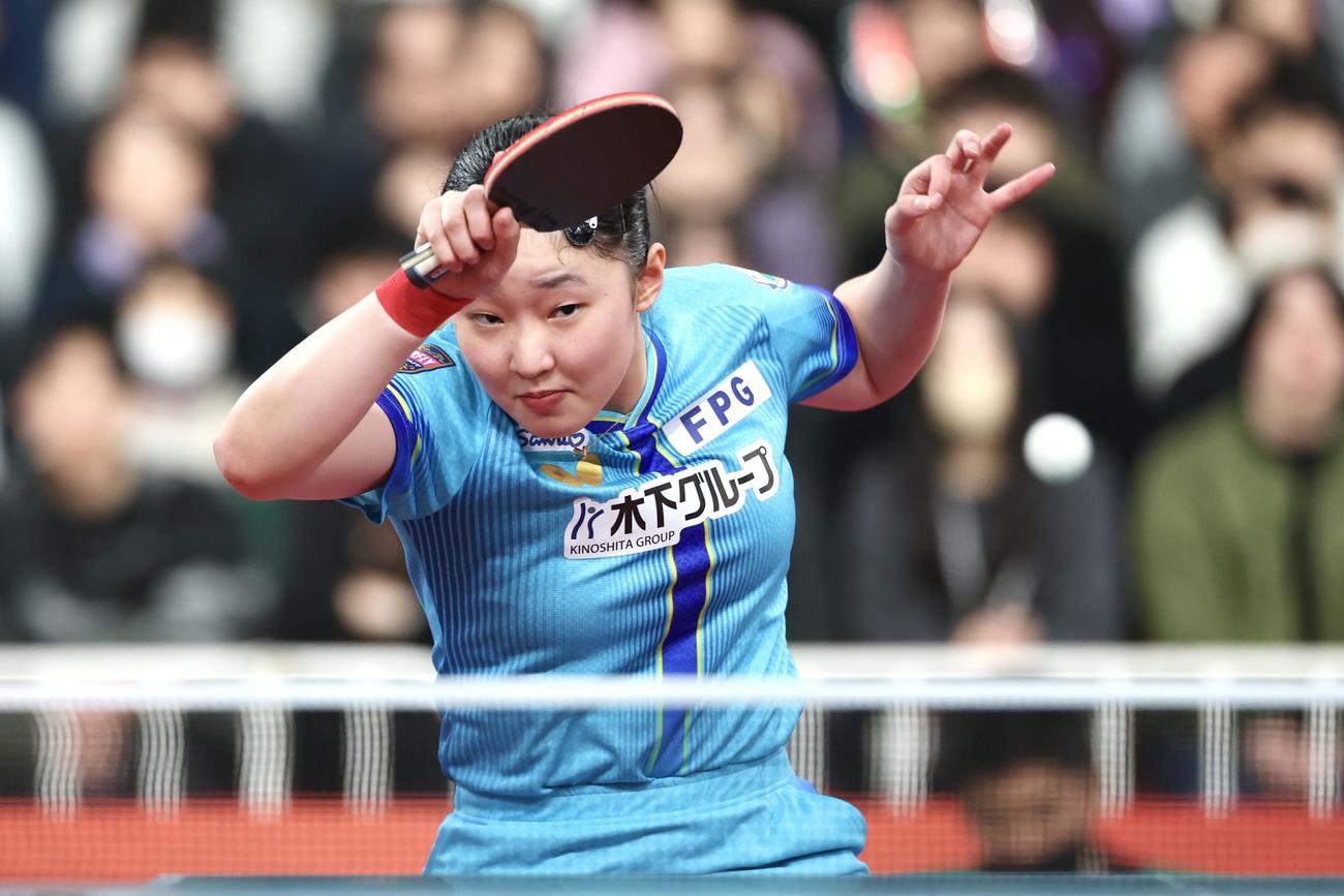 女子シングルス決勝で打ち返す張本（撮影・宮地輝）