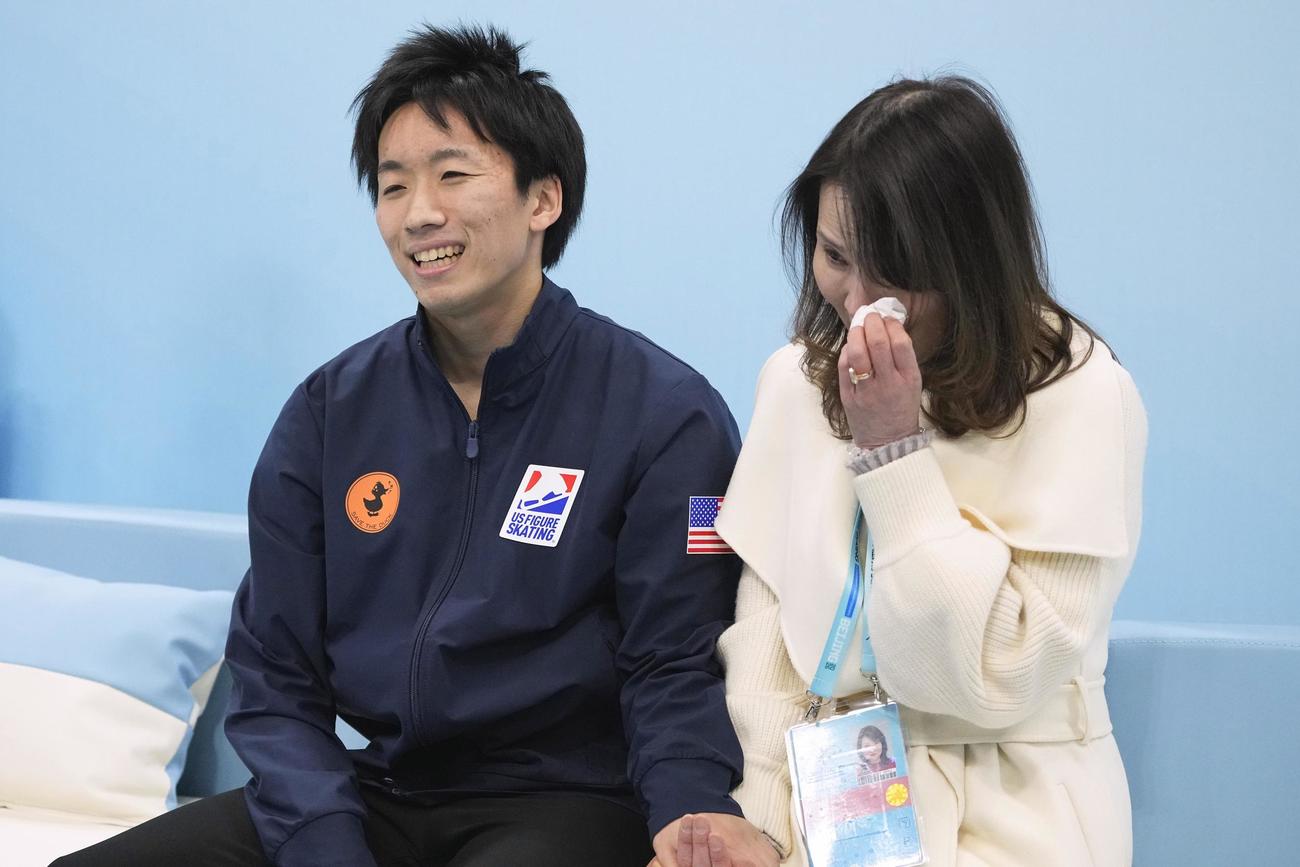 男子フリーの得点を確認し、笑顔の樋渡知樹（左）と涙ぐむ浜田美栄コーチ＝北京（共同）