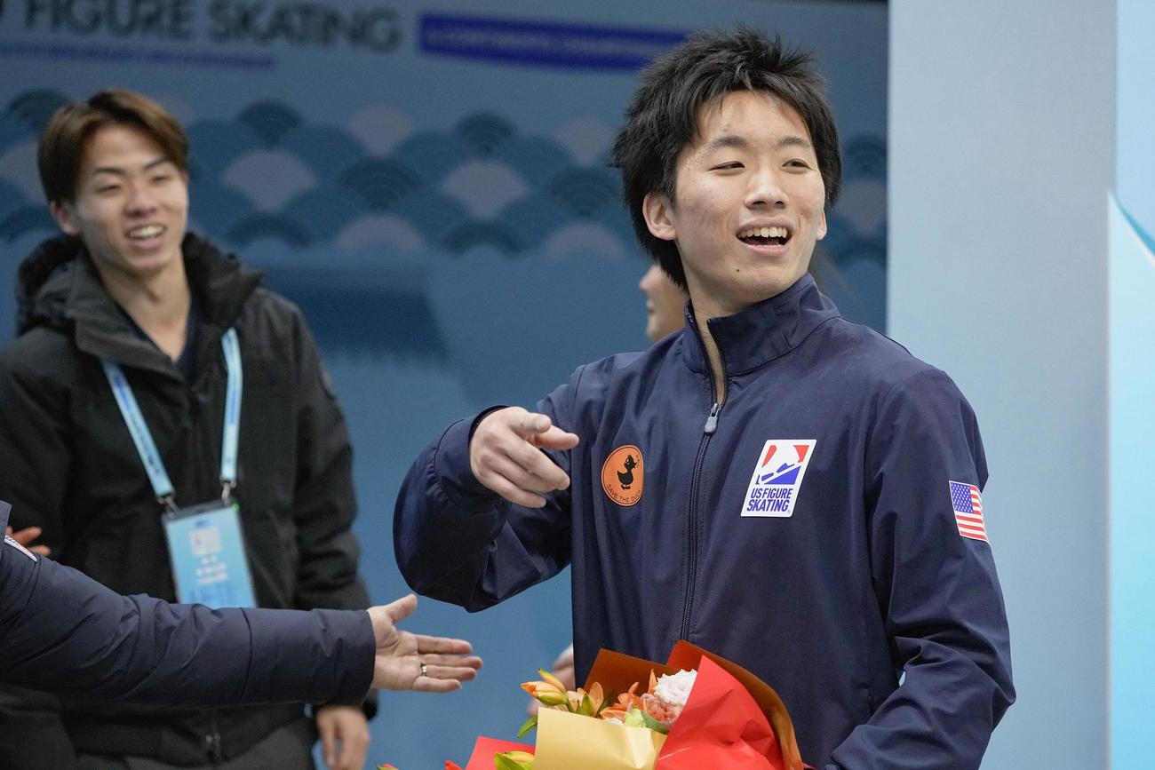 男子フリーを終え、笑顔を見せる樋渡知樹（右）＝北京（共同）