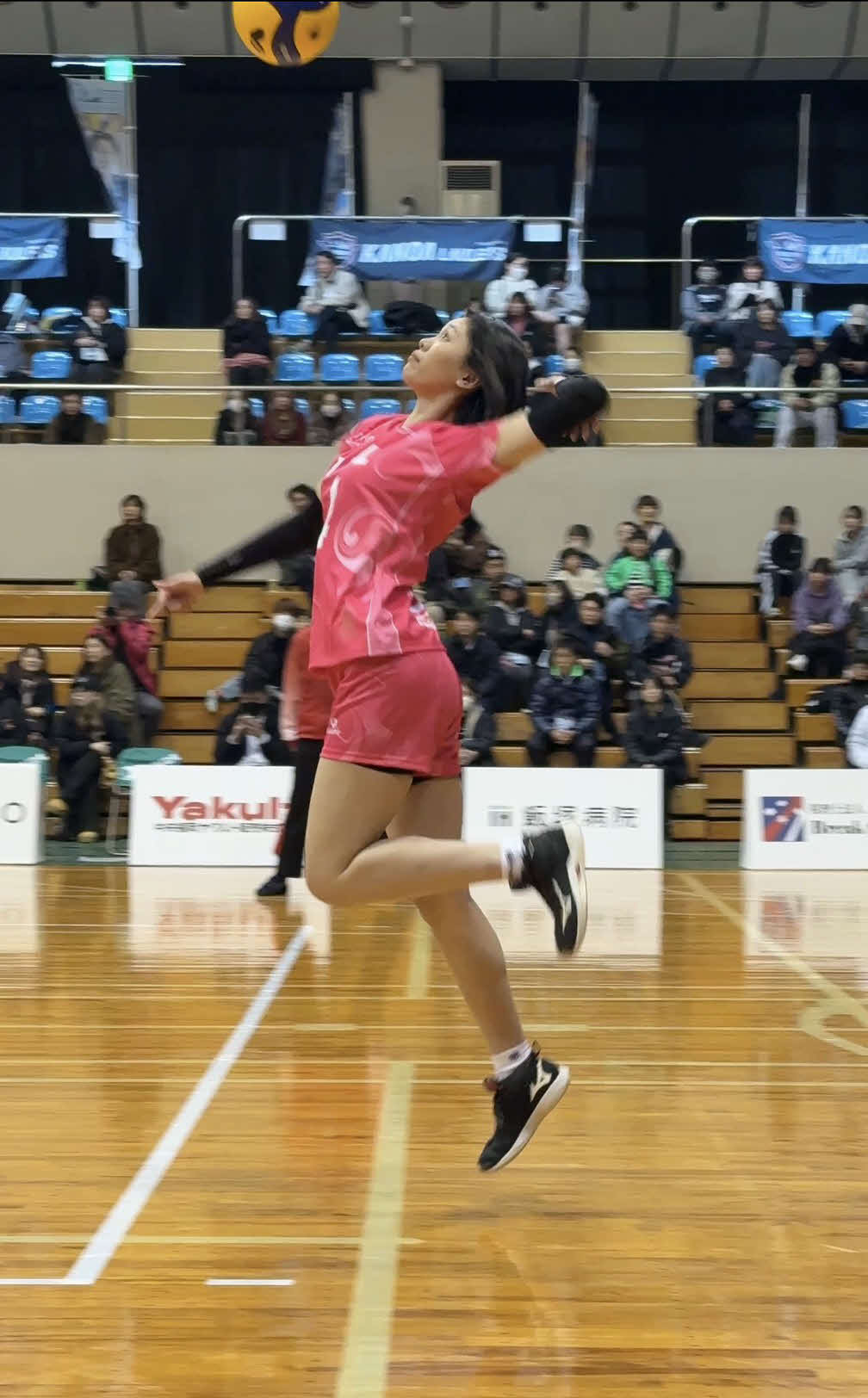 デビュー戦でサーブを打つアルテミス北海道の古野（クラブ提供）