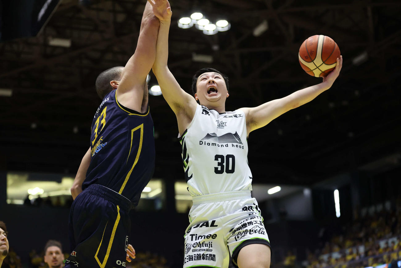 得点を決めるレバンガ北海道の富永　（C）B．LEAGUE