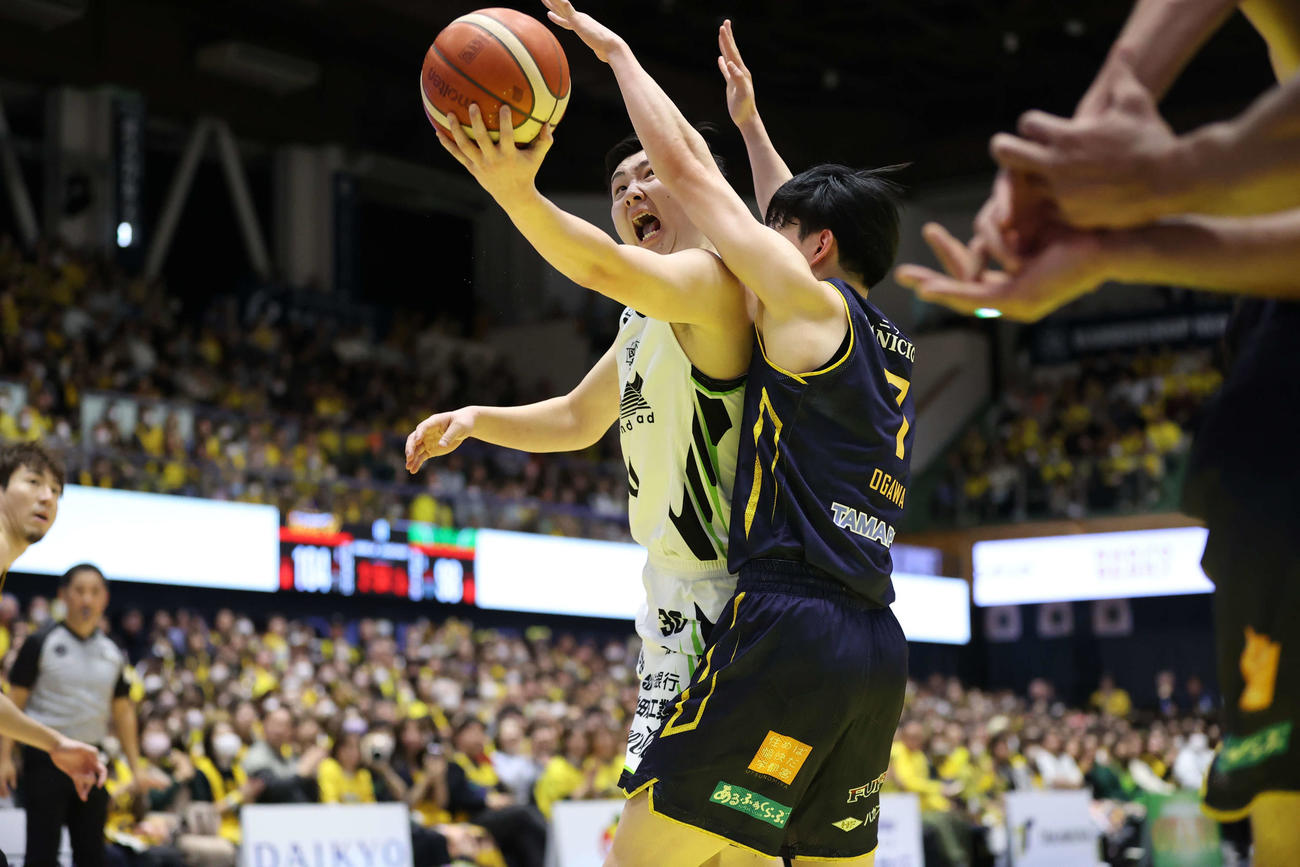 得点を決めるレバンガ北海道の富永　（C）B．LEAGUE