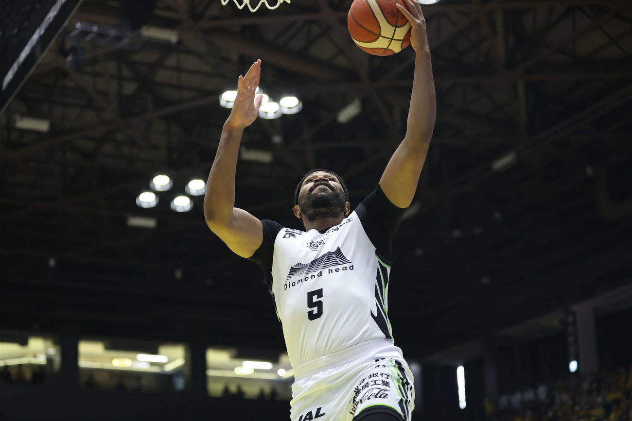得点を決めるレバンガ北海道のジョーンズ　（C）B．LEAGUE