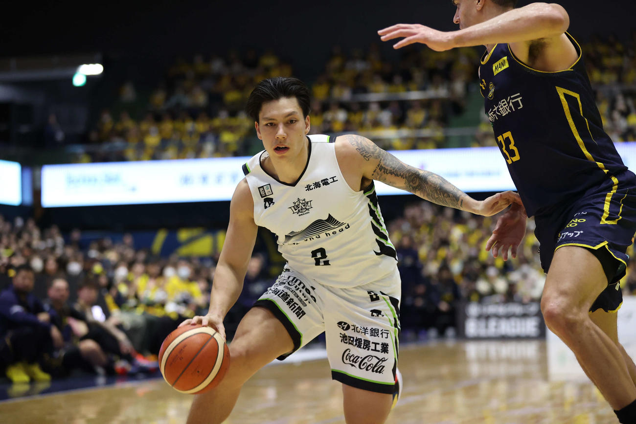 ドリブルするレバンガ北海道のラモス　（C）B．LEAGUE