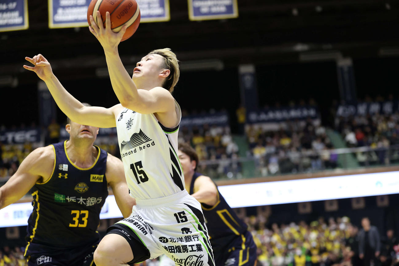 得点を決めるレバンガ北海道の島谷　（C）B．LEAGUE
