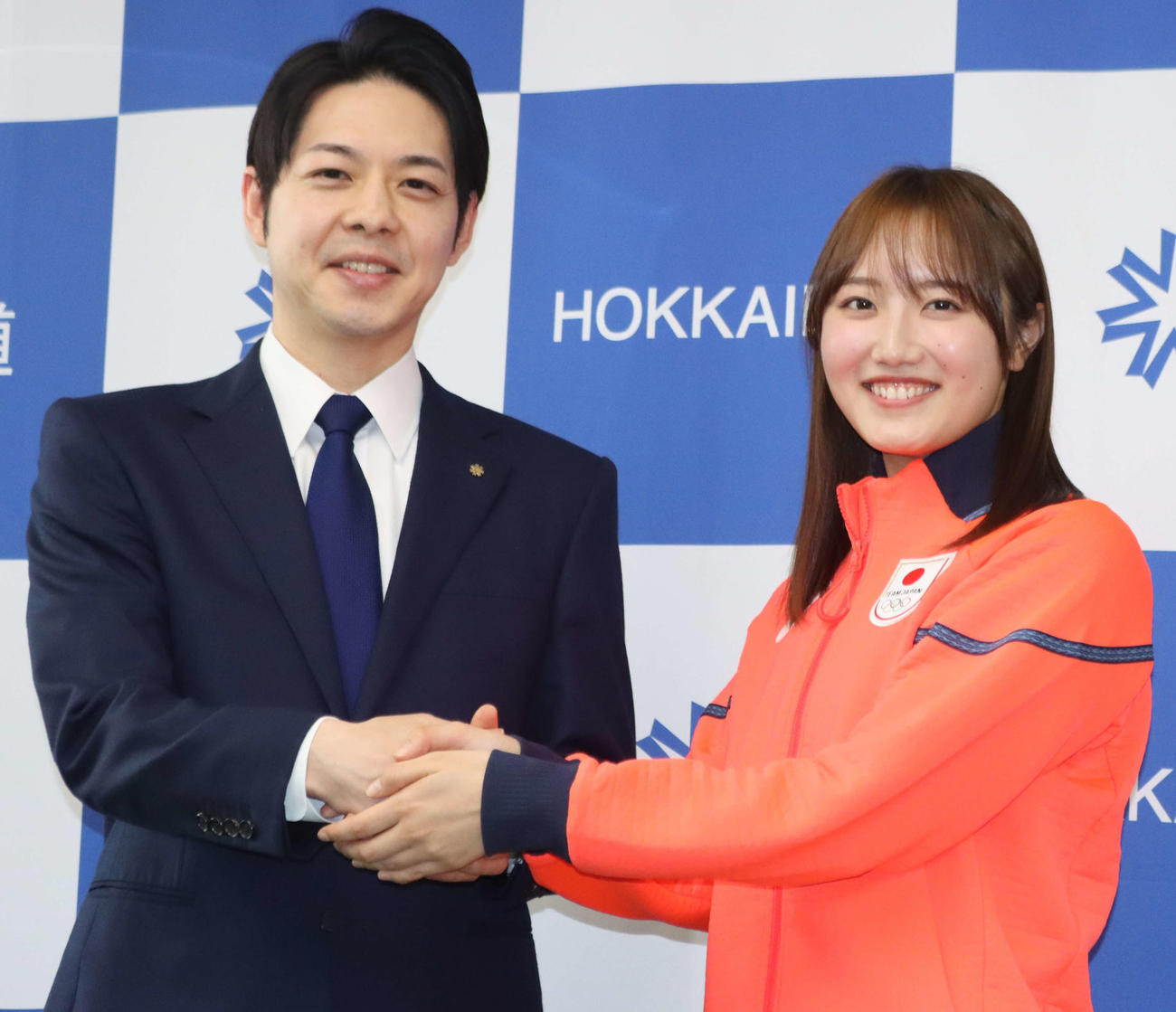 北海道の鈴木知事（左）を表敬訪問したカーリング女子日本代表フォルティウスの小林（撮影・保坂果那）