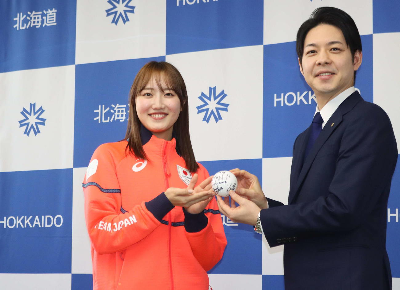 北海道の鈴木知事（右）を表敬訪問したカーリング女子日本代表フォルティウスの小林（撮影・保坂果那）