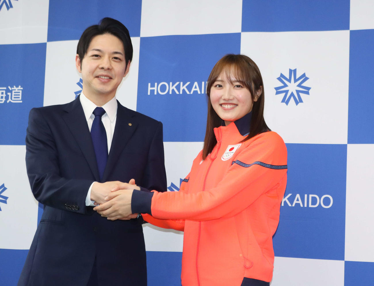 北海道の鈴木知事（左）を表敬訪問したカーリング女子日本代表フォルティウスの小林（撮影・保坂果那）