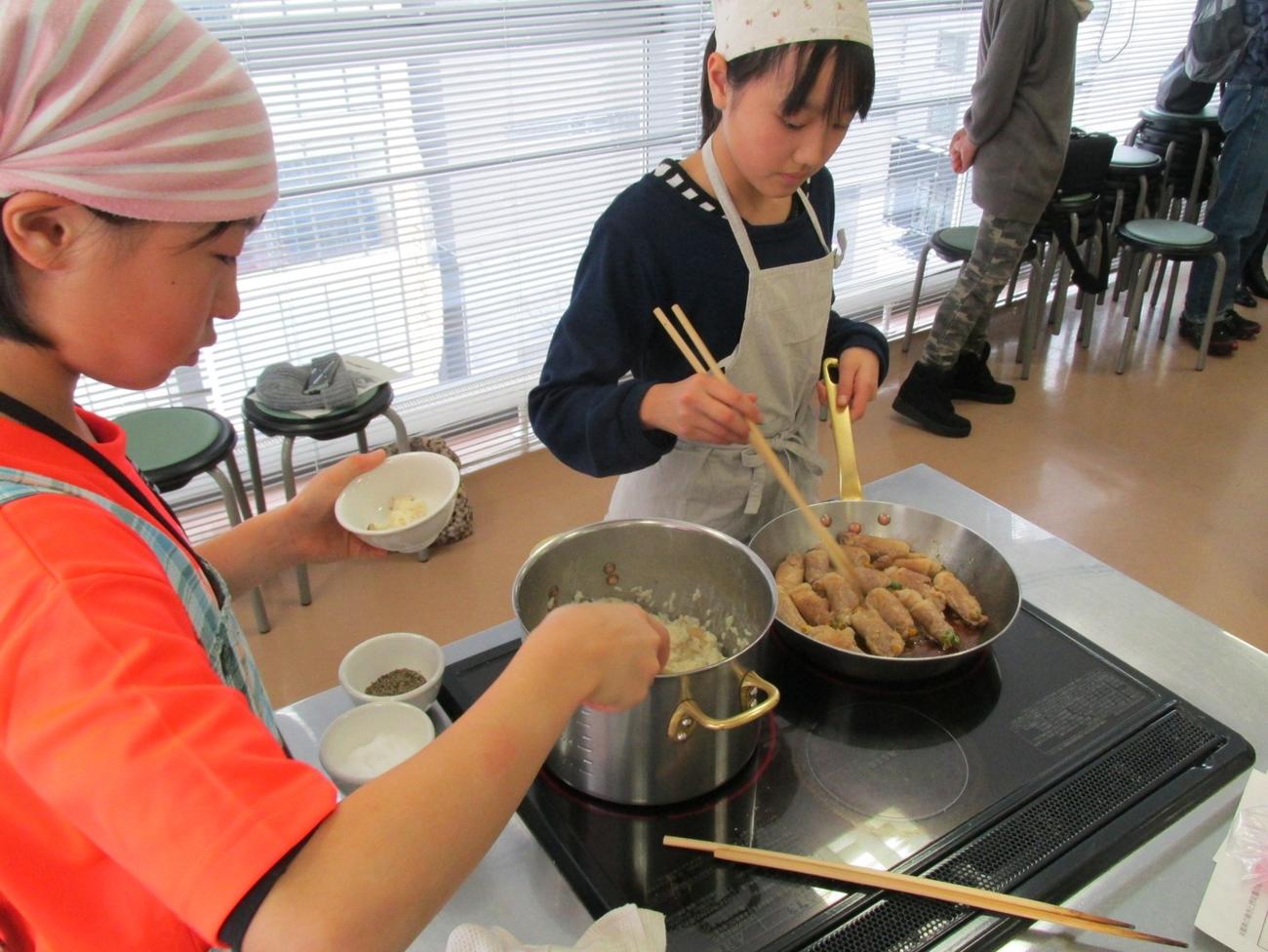 14年に北海道TIDの栄養実習に参加するカーリング女子日本代表フォルティウスの小林（北海道提供）