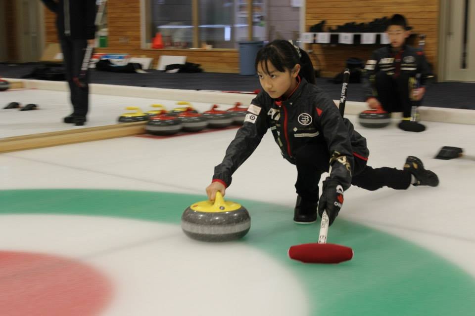 14年に北海道TIDの合宿に参加するカーリング女子日本代表フォルティウスの小林（北海道提供）