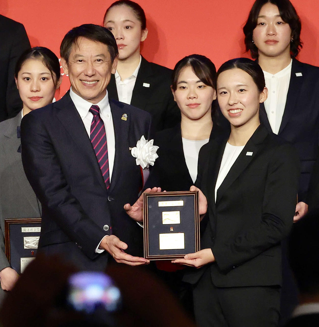 鈴木会長（左）と写真に納まる最優秀選手賞の梶本（撮影・河田真司）