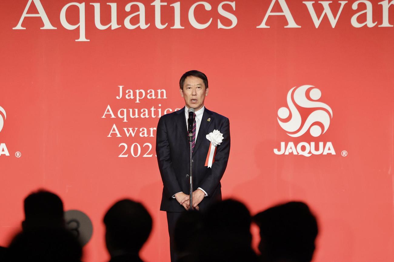 あいさつせる鈴木会長（撮影・河田真司）