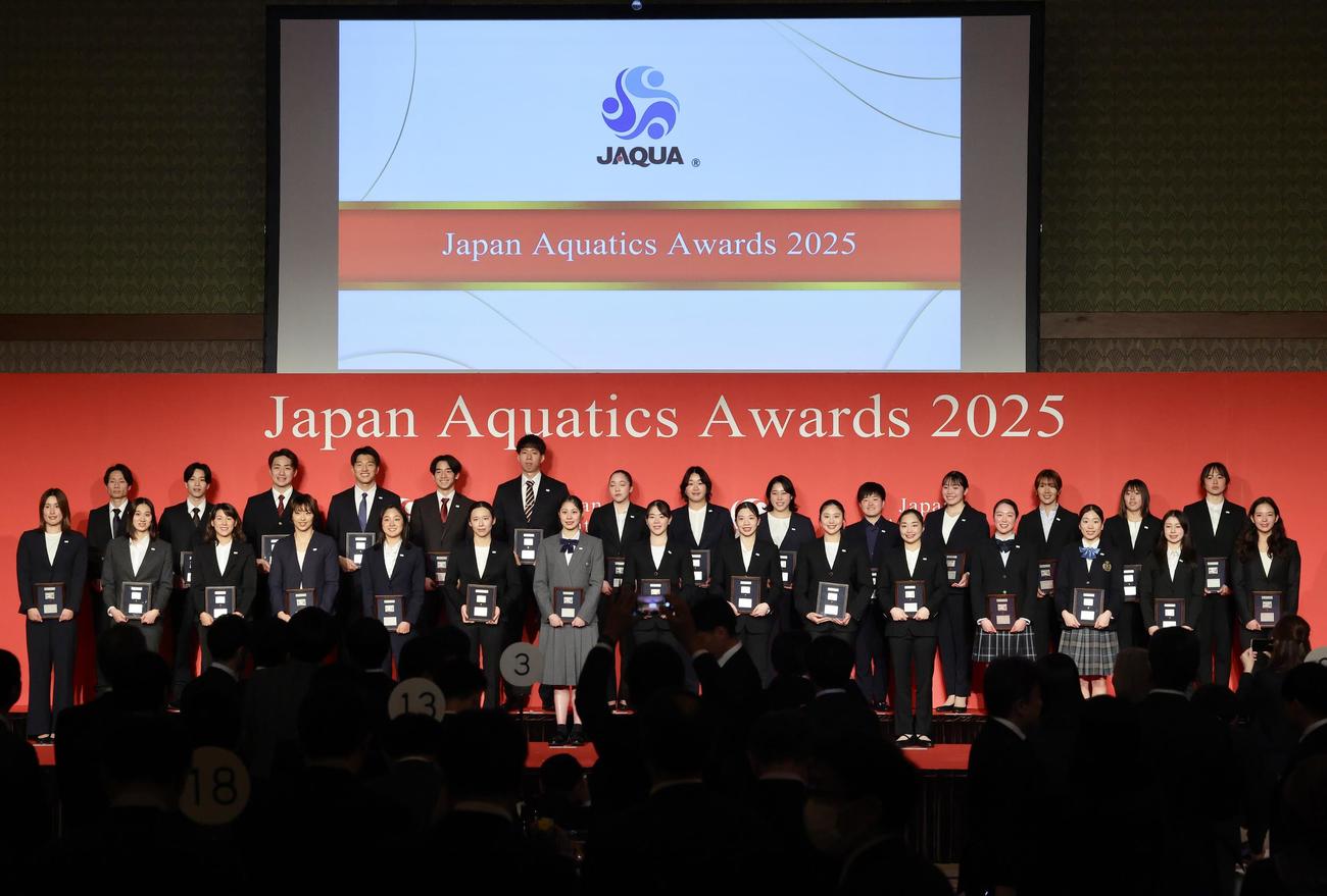写真に納まる最優秀選手章の梶本一花（前列左から6人目）と優秀選手章受賞者たち（撮影・河田真司）