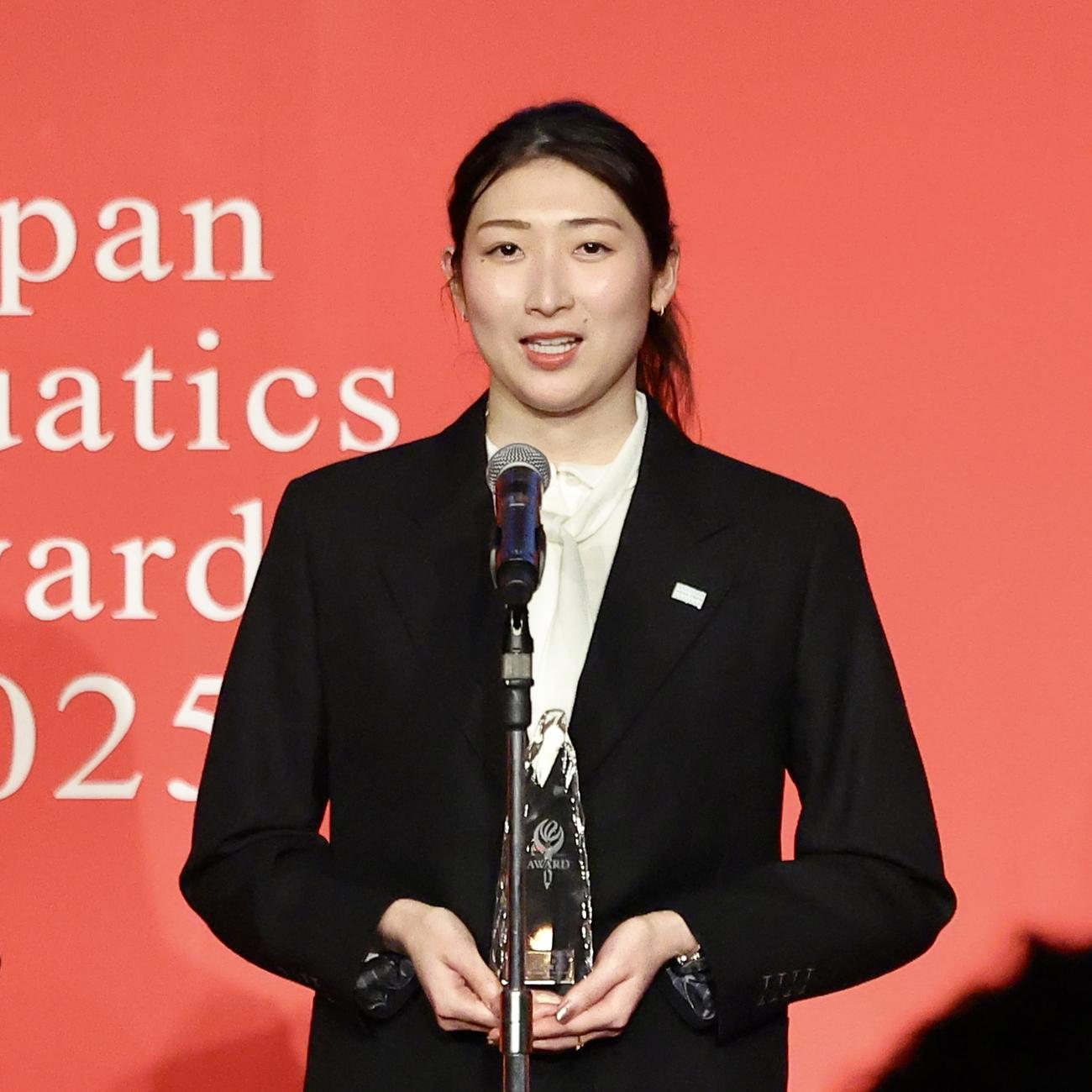 あいさつするアリーナスプリント賞受賞の池江（撮影・河田真司）