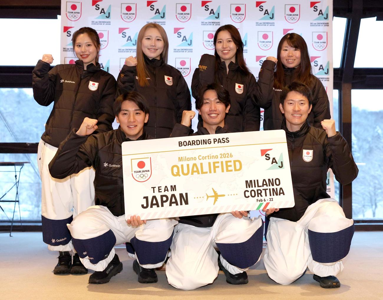 ミラノ・コルティナ冬季五輪に向け意気込むモーグル日本代表の前列左から西沢、島川、藤木、後列左から中尾、柳本、藤木、冨高（撮影・黒川智章）