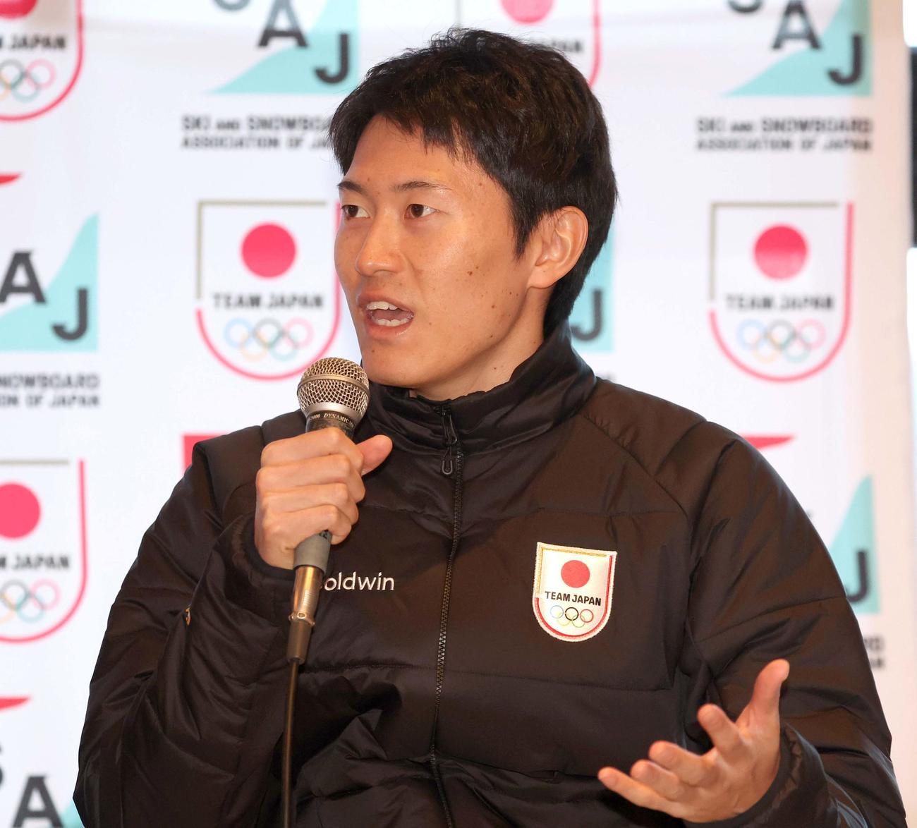 記者会見するミラノ・コルティナ冬季五輪モーグル日本代表の藤木（撮影・黒川智章）