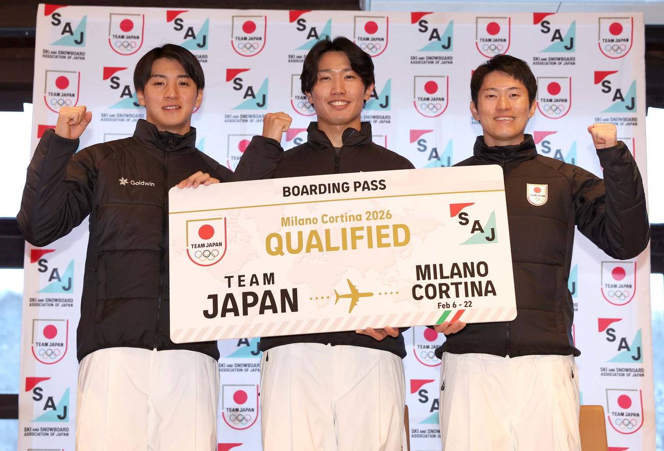 ミラノ・コルティナ冬季五輪に向け意気込むモーグル日本代表の左から西沢、島川、藤木（撮影・黒川智章）
