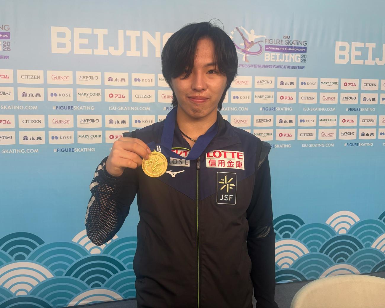 4大陸選手権SPのスモールメダルを掲げる男子の三浦（撮影・勝部晃多）