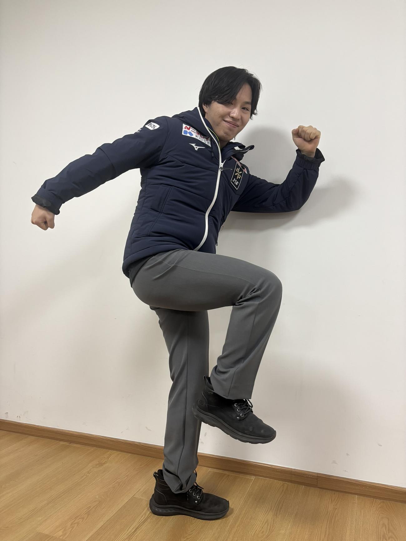 4大陸選手権のフリー後の囲み取材で、ポーズを取る三浦（撮影・勝部晃多）