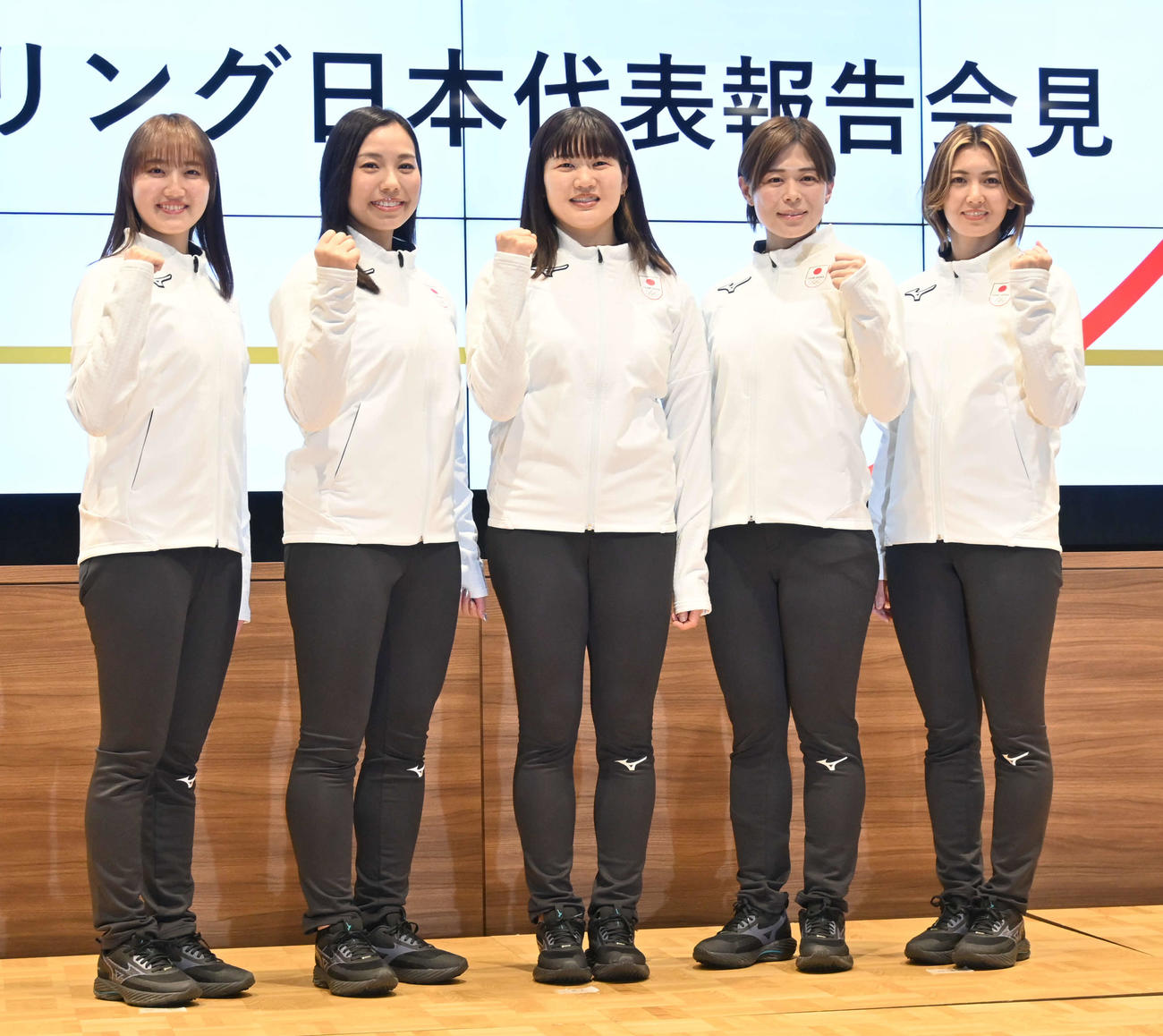 カーリング女子日本代表フォルティウスの左から小林、近江谷、小谷、小野寺、吉村（25年12月撮影）
