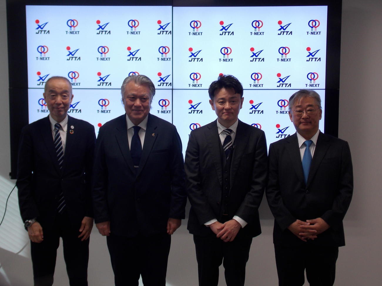 T－NEXT設立記者会見に出席した左から日本卓球協会の星野一朗副会長、T－NEXT理事の田嶋幸三氏、代表理事の倉嶋洋介氏、特別顧問の林信貴氏（撮影・松本航）