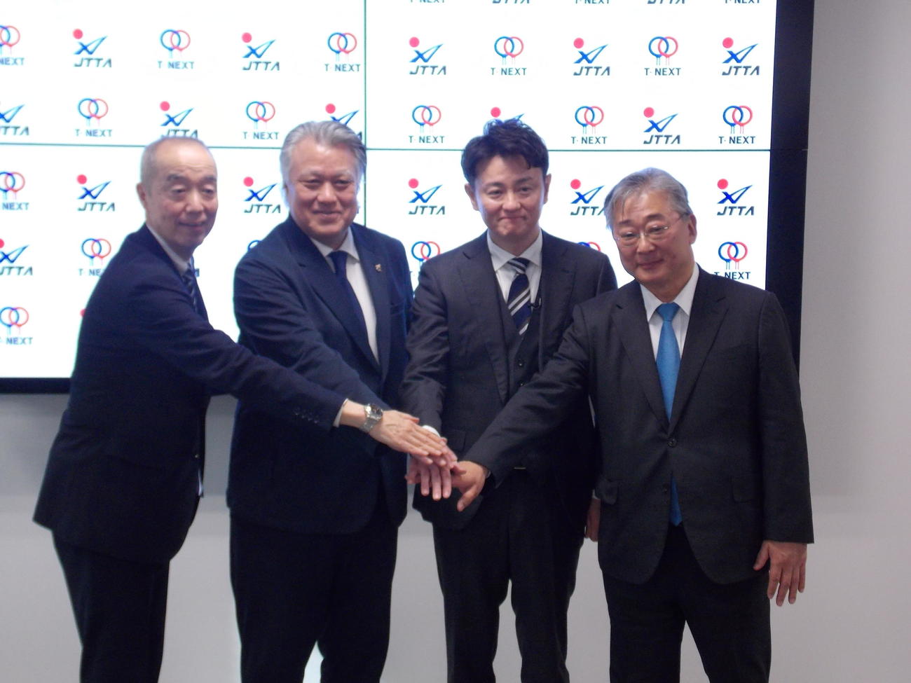 T－NEXT設立記者会見に出席した左から日本卓球協会の星野一朗副会長、T－NEXT理事の田嶋幸三氏、代表理事の倉嶋洋介氏、特別顧問の林信貴氏（撮影・松本航）