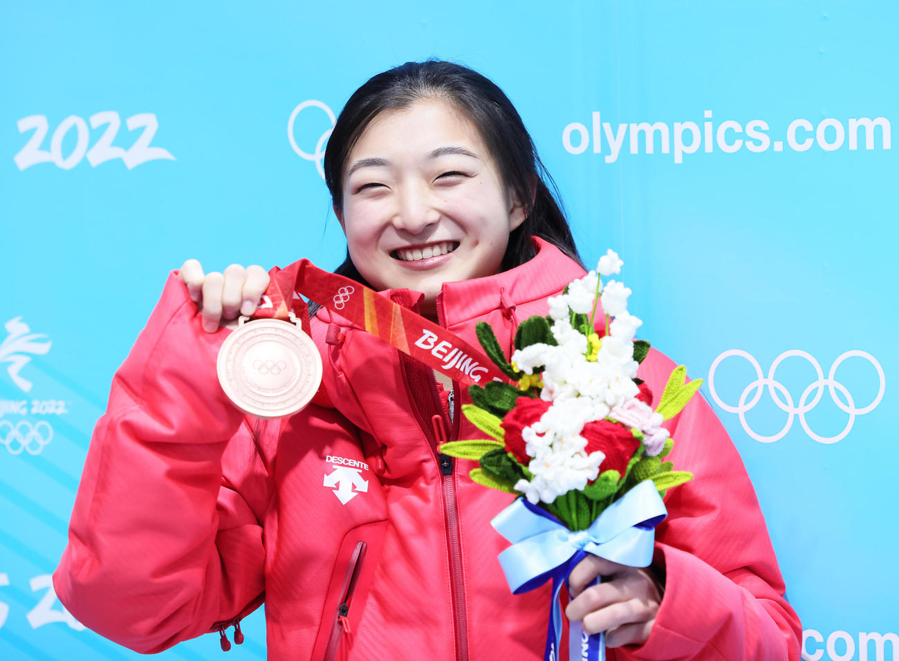 北京五輪　銅メダルを手に笑顔の坂本花織（2022年2月18日撮影）