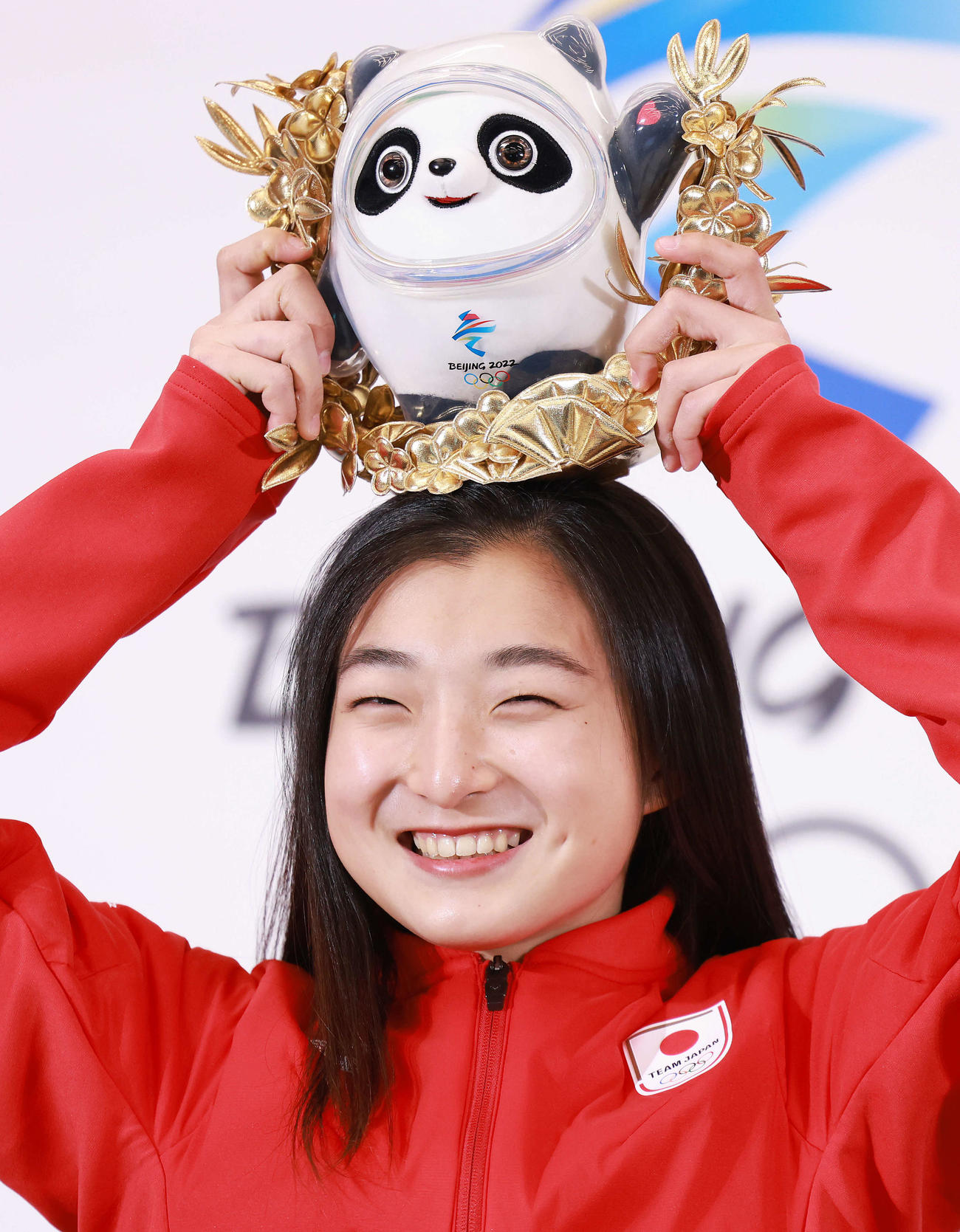 北京五輪　フィギュアスケート女子で銅メダルを獲得し一夜明け会見で写真に納まる坂本花織（2022年2月18日撮影）