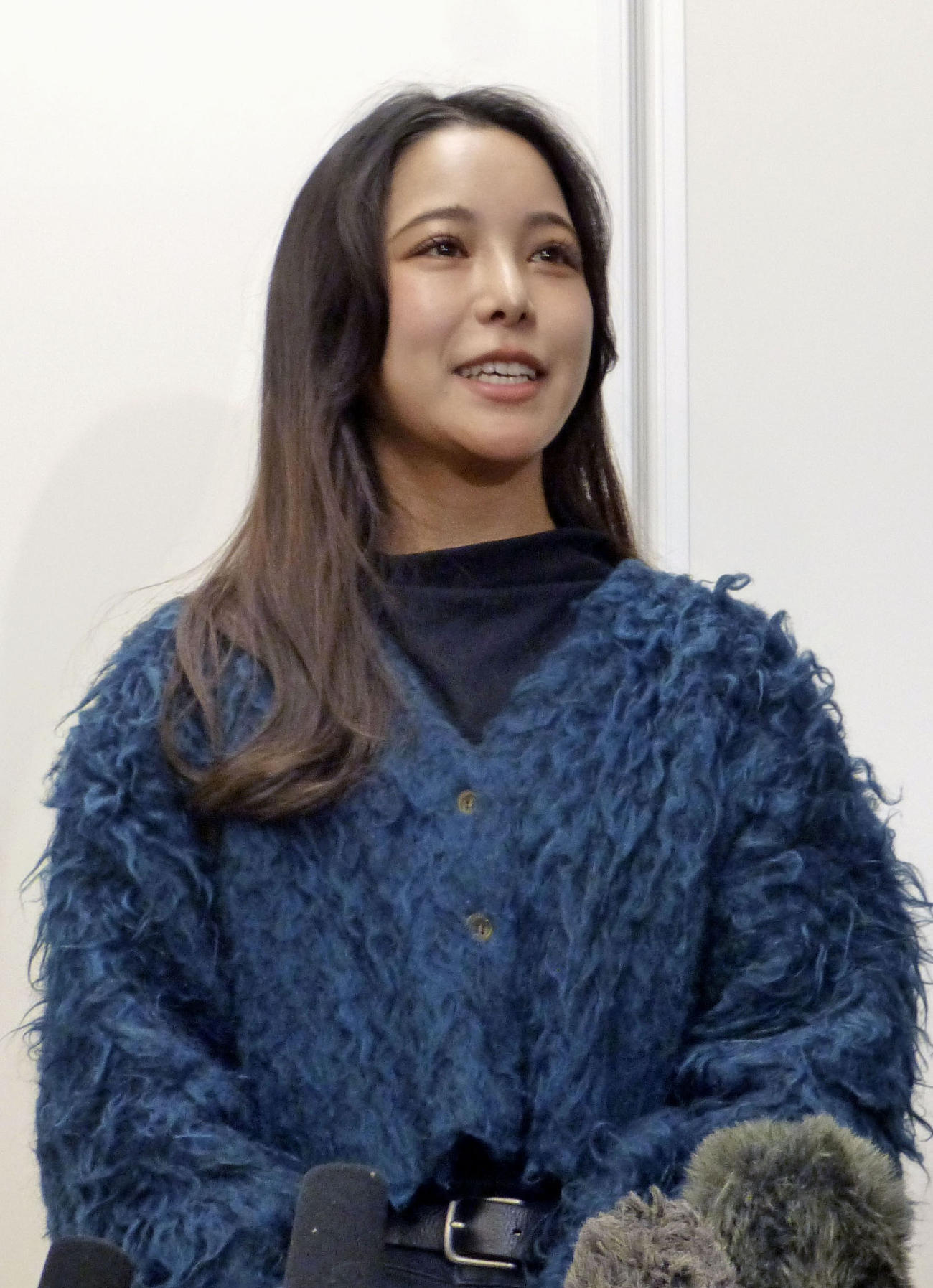 欧州への出発前に取材に応じるノルディックスキー・ジャンプ女子の高梨沙羅（共同）