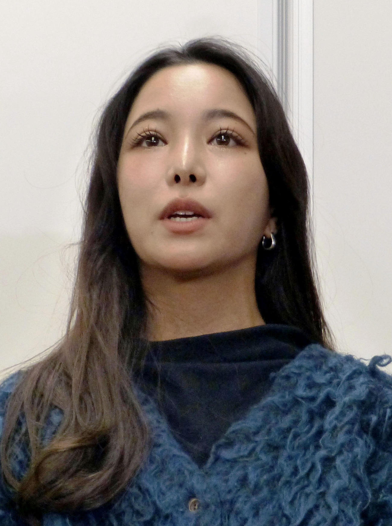 欧州への出発前に取材に応じるノルディックスキー・ジャンプ女子の高梨沙羅（共同）