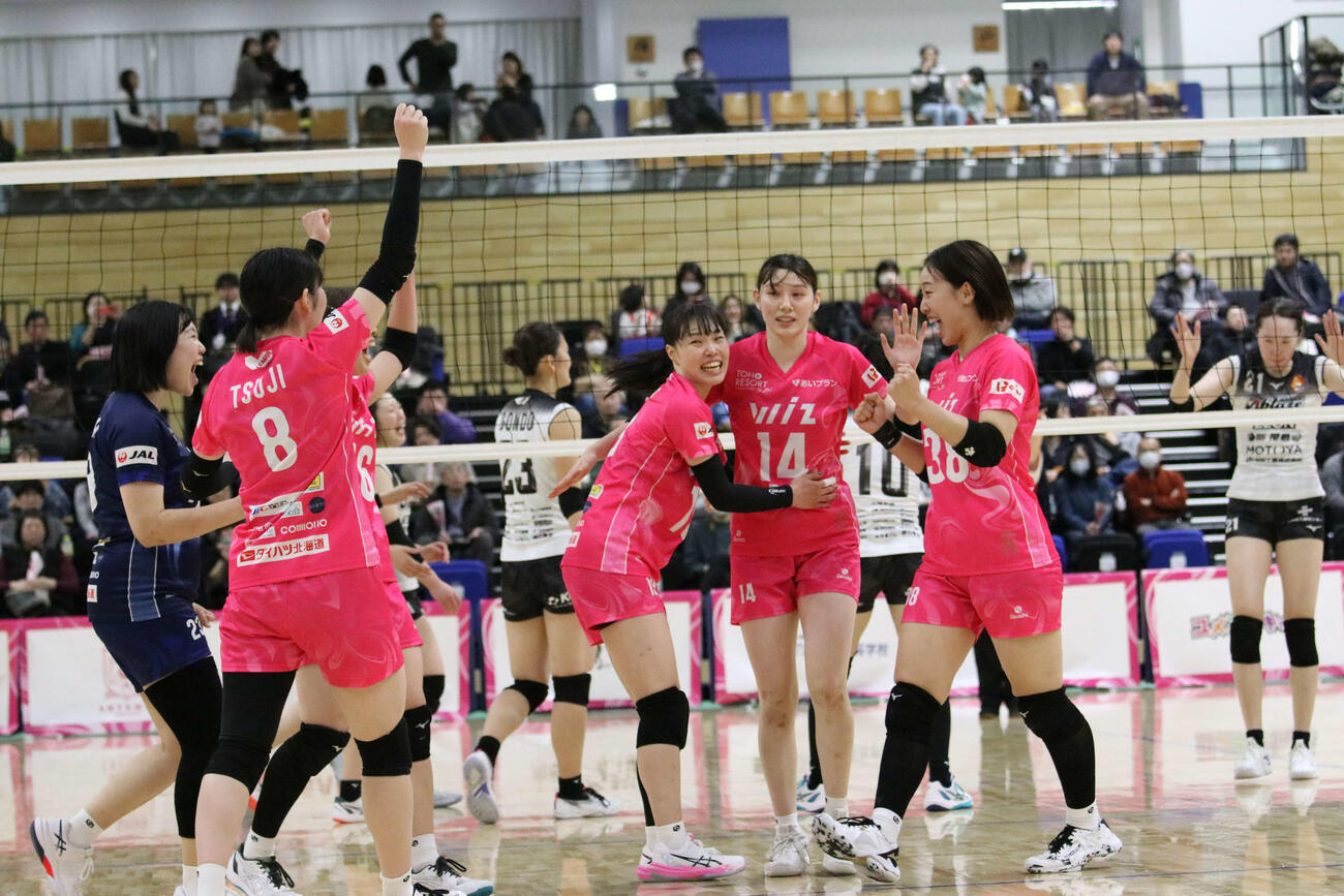得点が入り喜ぶアルテミス北海道の選手たち