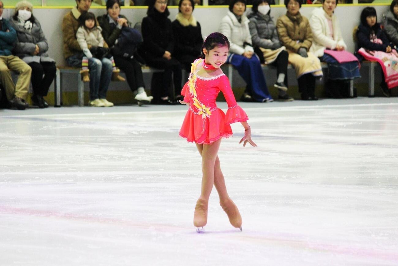 リンクでポーズを取る幼少期の中井亜美