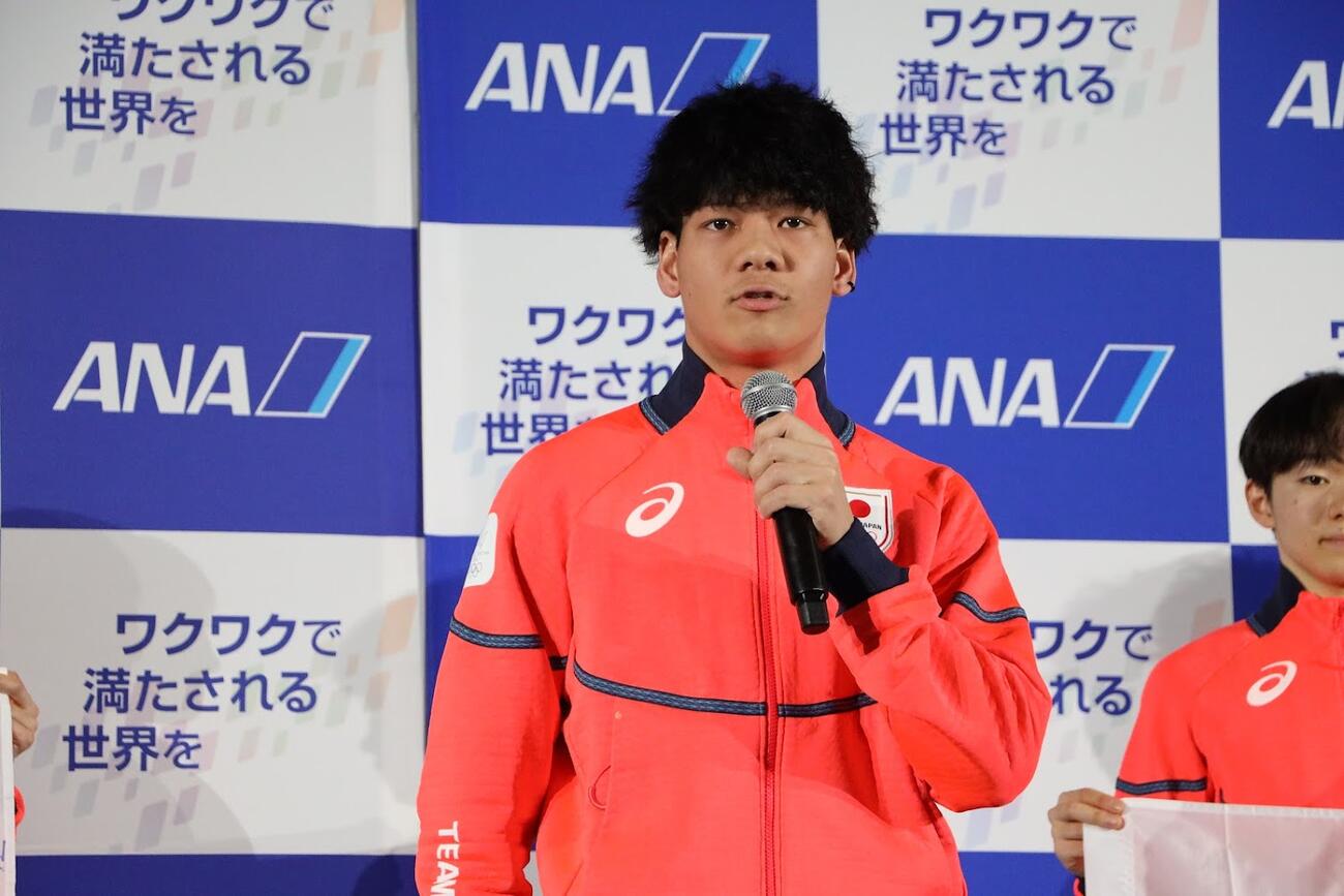 ミラノ・コルティナ五輪に向けての出発前に、ANAのセレモニーで思いを語る木俣椋真（同社提供）