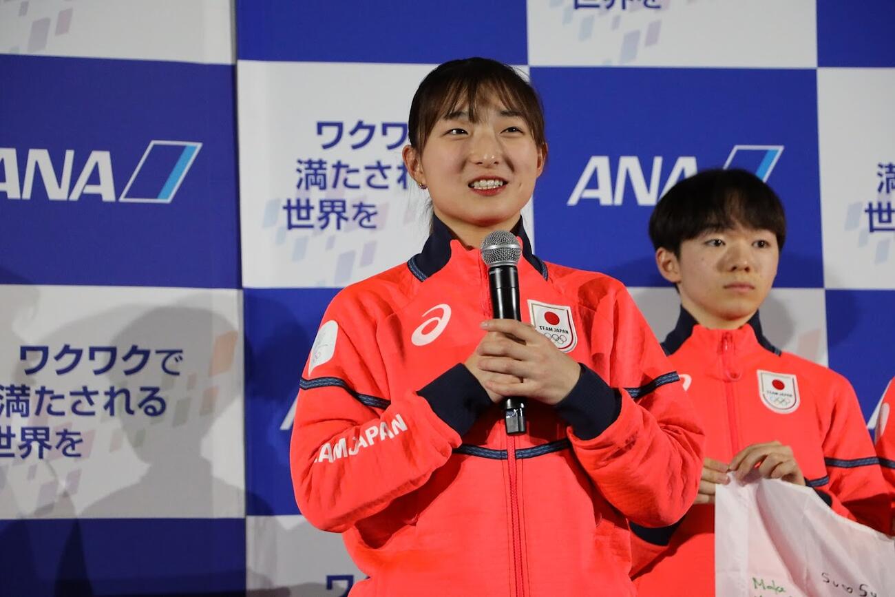 ミラノ・コルティナ五輪に向けての出発前に、ANAのセレモニーで思いを語る坂本花織（同社提供）