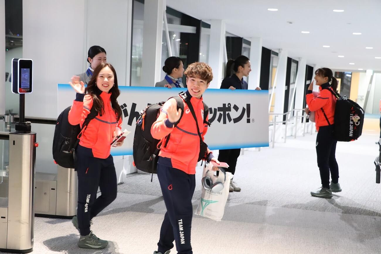 ミラノ・コルティナ五輪に向けてANAの社員に見送られながら航空機に乗り込む左から吉田唄菜、佐藤駿、坂本花織（同社提供）