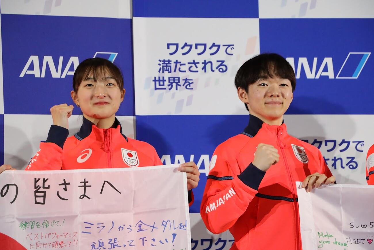 ミラノ・コルティナ五輪に向けての出発前に、ANAのセレモニーに出席した坂本花織（左）と鍵山優真（同社提供）