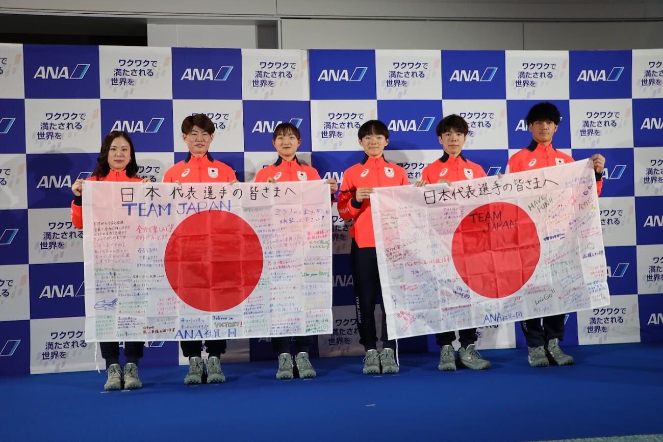 ミラノ・コルティナ五輪に向けての出発前に、ANAのセレモニーに出席した左からフィギュアスケートの吉田唄菜、森田真沙也、坂本花織、鍵山優真、佐藤駿、スノーボードの木俣椋真（同社提供）