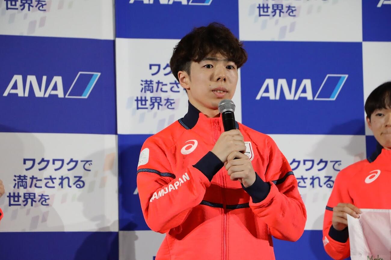 ミラノ・コルティナ五輪に向けての出発前に、ANAのセレモニーで思いを語る佐藤駿（同社提供）