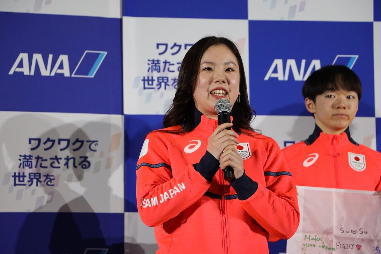 ミラノ・コルティナ五輪に向けての出発前に、ANAのセレモニーで思いを語る吉田唄菜（同社提供）