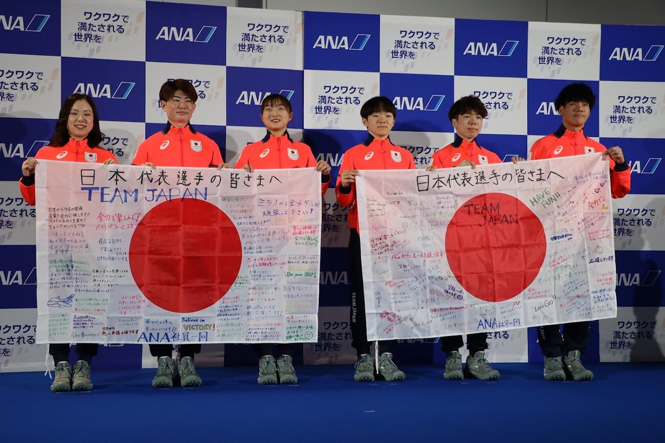 ミラノ・コルティナ五輪に向けての出発前に、ANAのセレモニーに出席した左からフィギュアスケートの吉田唄菜、森田真沙也、坂本花織、鍵山優真、佐藤駿、スノーボードの木俣椋真（同社提供）