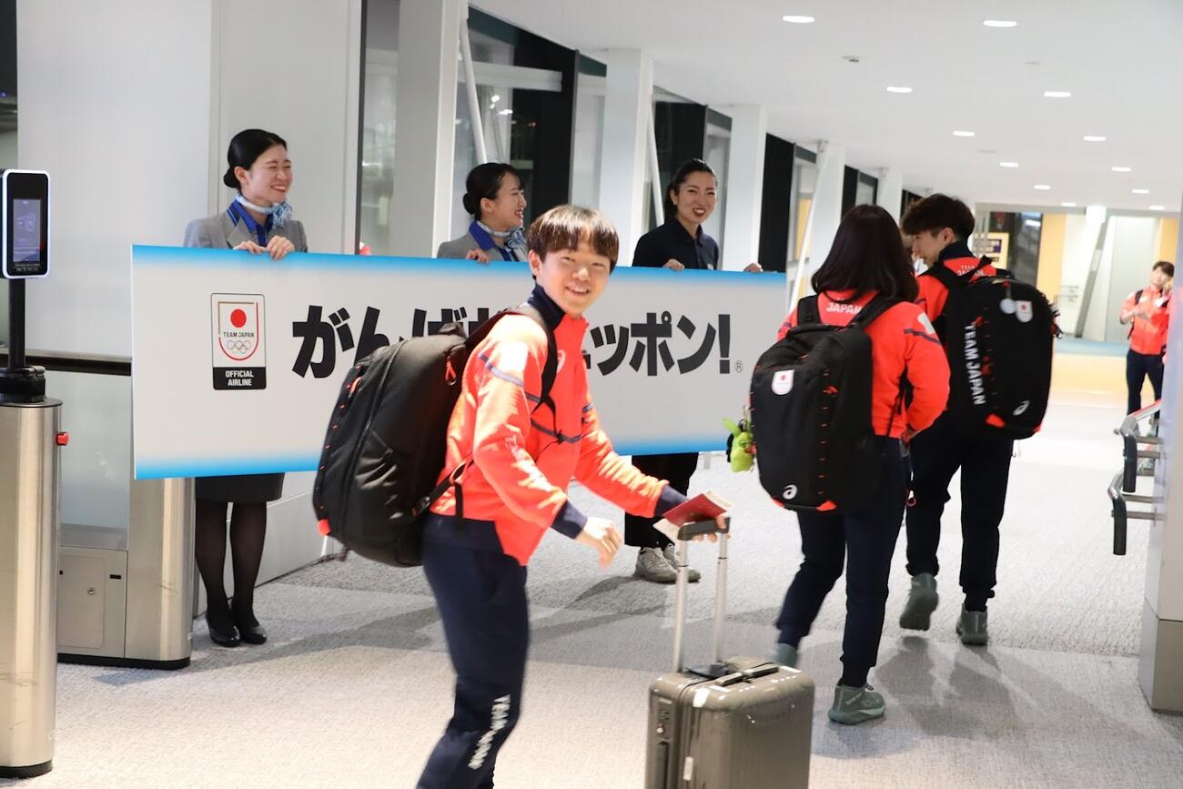 ミラノ・コルティナ五輪に向けてANAの社員に見送られながら航空機に乗り込む鍵山優真（同社提供）